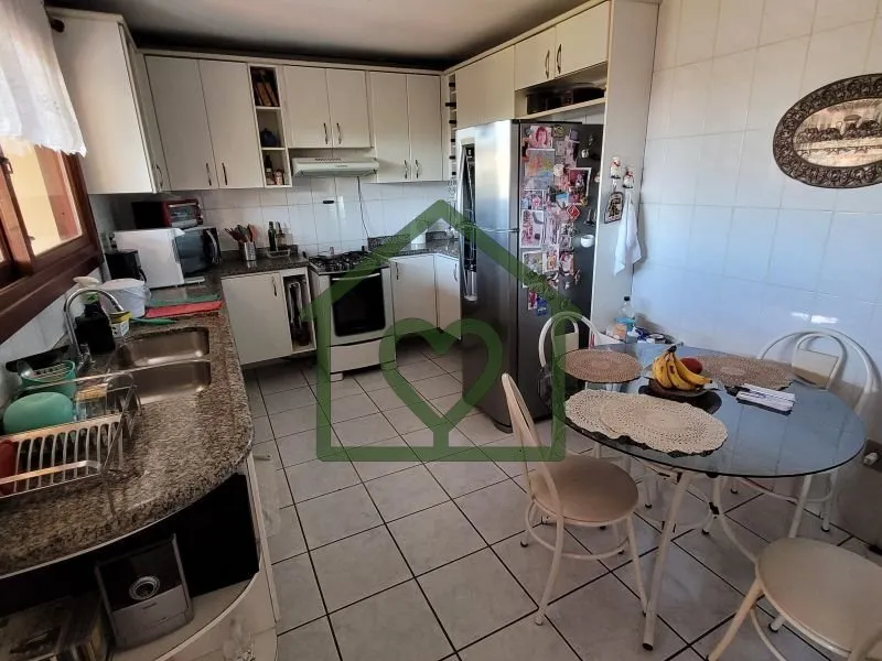 Imagem Casa estilo " tradicional", sólida, construída p/ morar e ter muita história, como disse o propri...