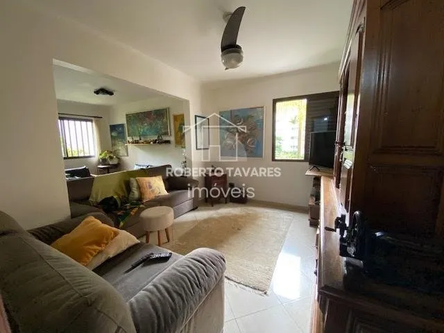 Imagem Amplo apartamento 165M² à venda com 4 dormitórios, sendo 2 suítes, living para 3 ambientes, cozinha com armários embutidos e área de serviço com quarto e banheiro. Conta com 2 vagas de garagem.