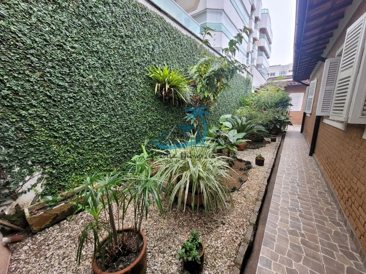 Imagem Excelente casa térrea com 5 dormitórios a venda à 200 metros da orla do Itaguá em Ubatuba.