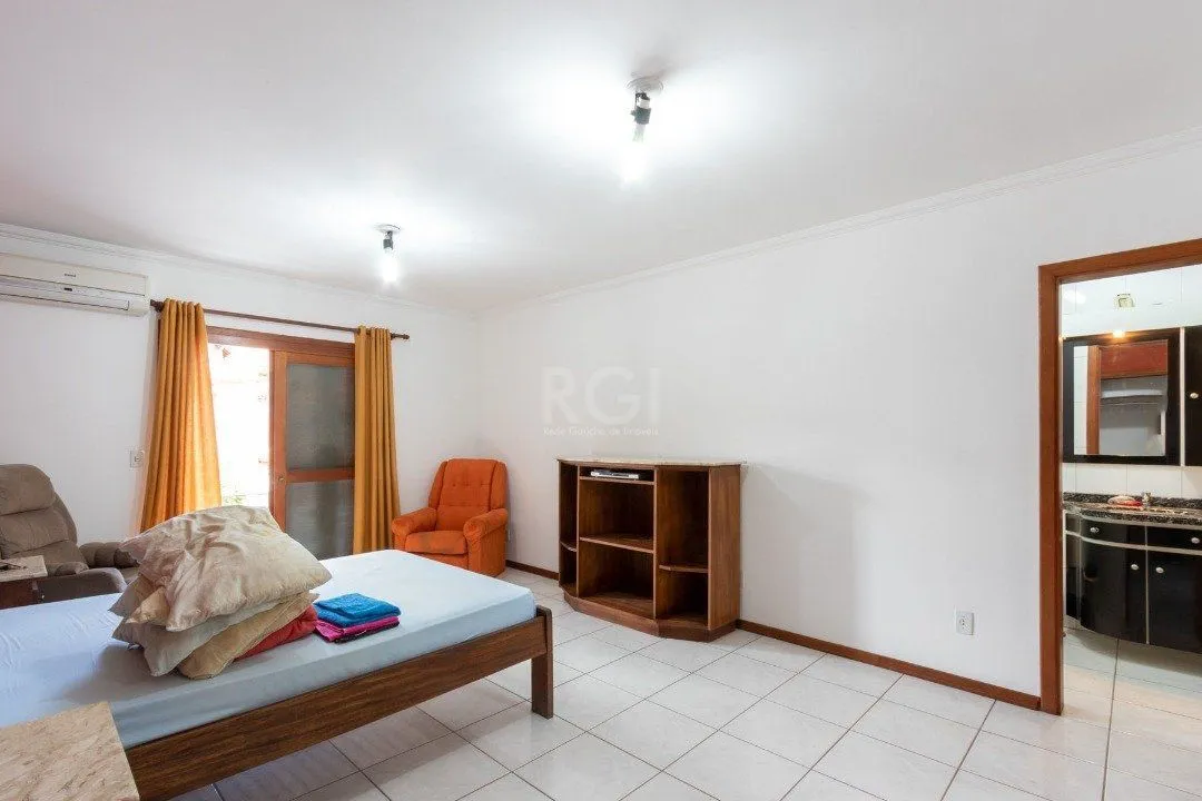 Imagem Casa para Venda - 247m², 3 dormitórios, sendo 1 suites, 4 vagas - Vila Nova