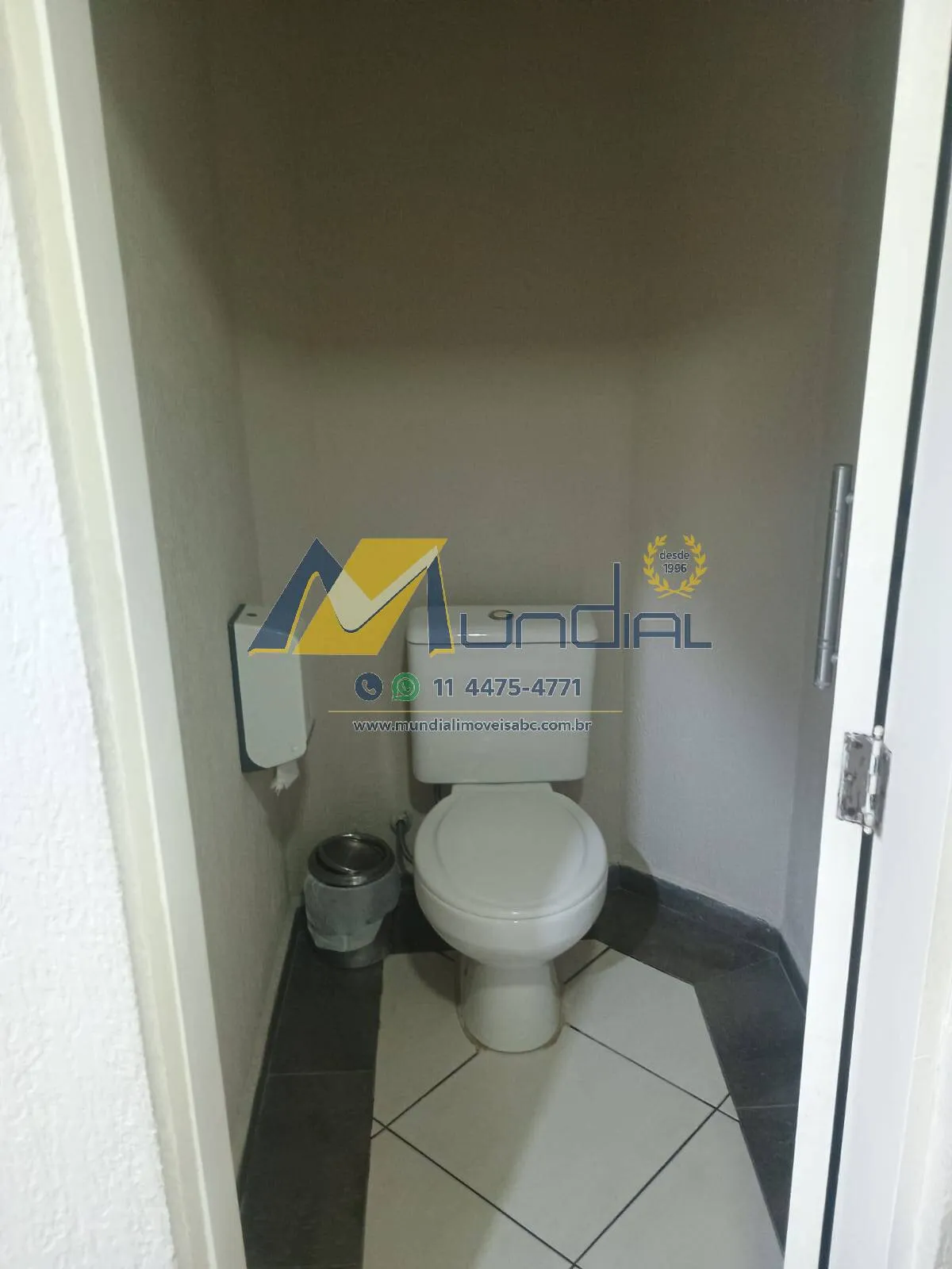 Imagem Salão Comercial 242 m² com 8 Vagas no Bangu, Santo André.