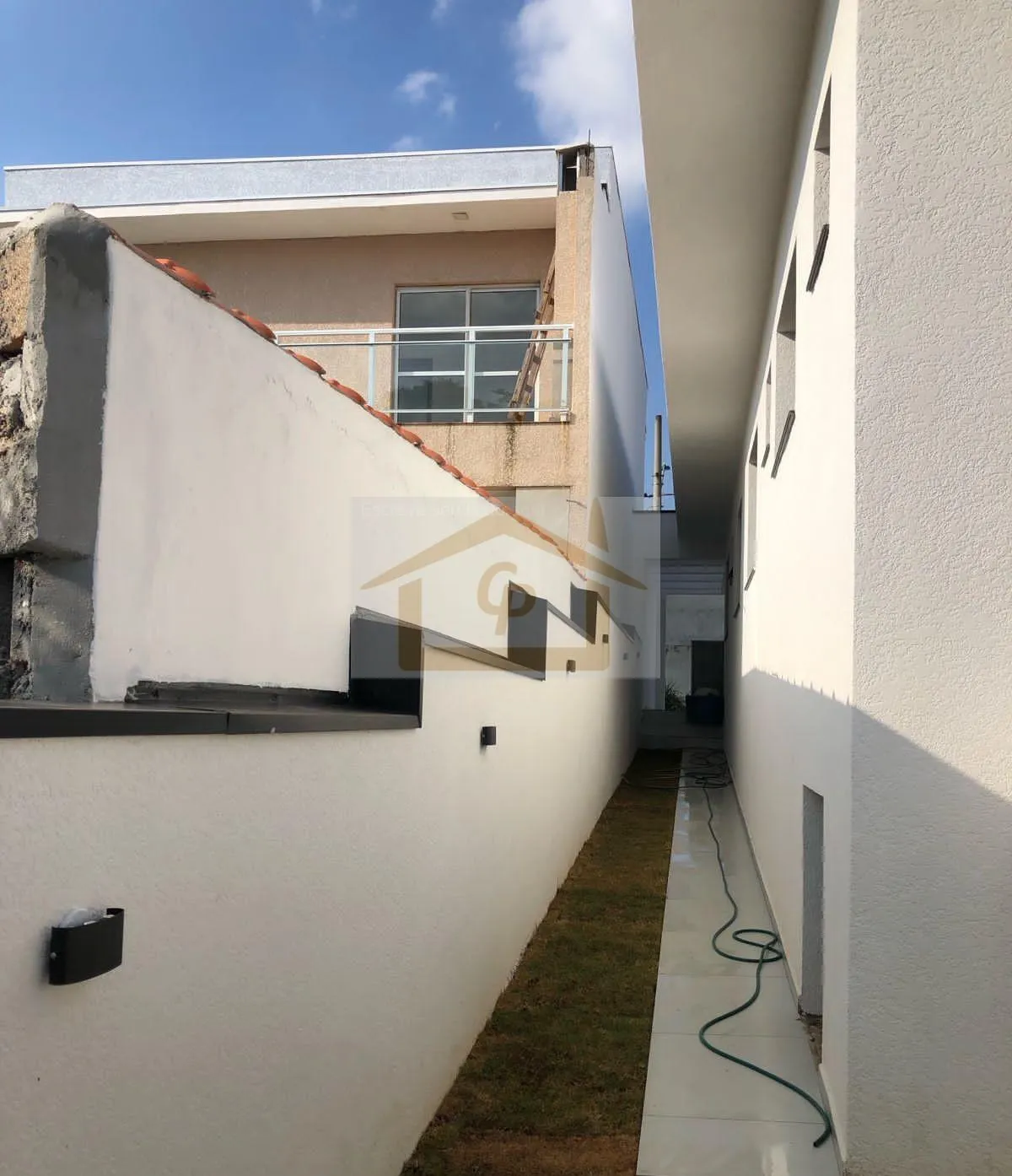 Imagem Casa Moderna com Piscina no Condomínio Lago dos Pássaros- Cotia/SP