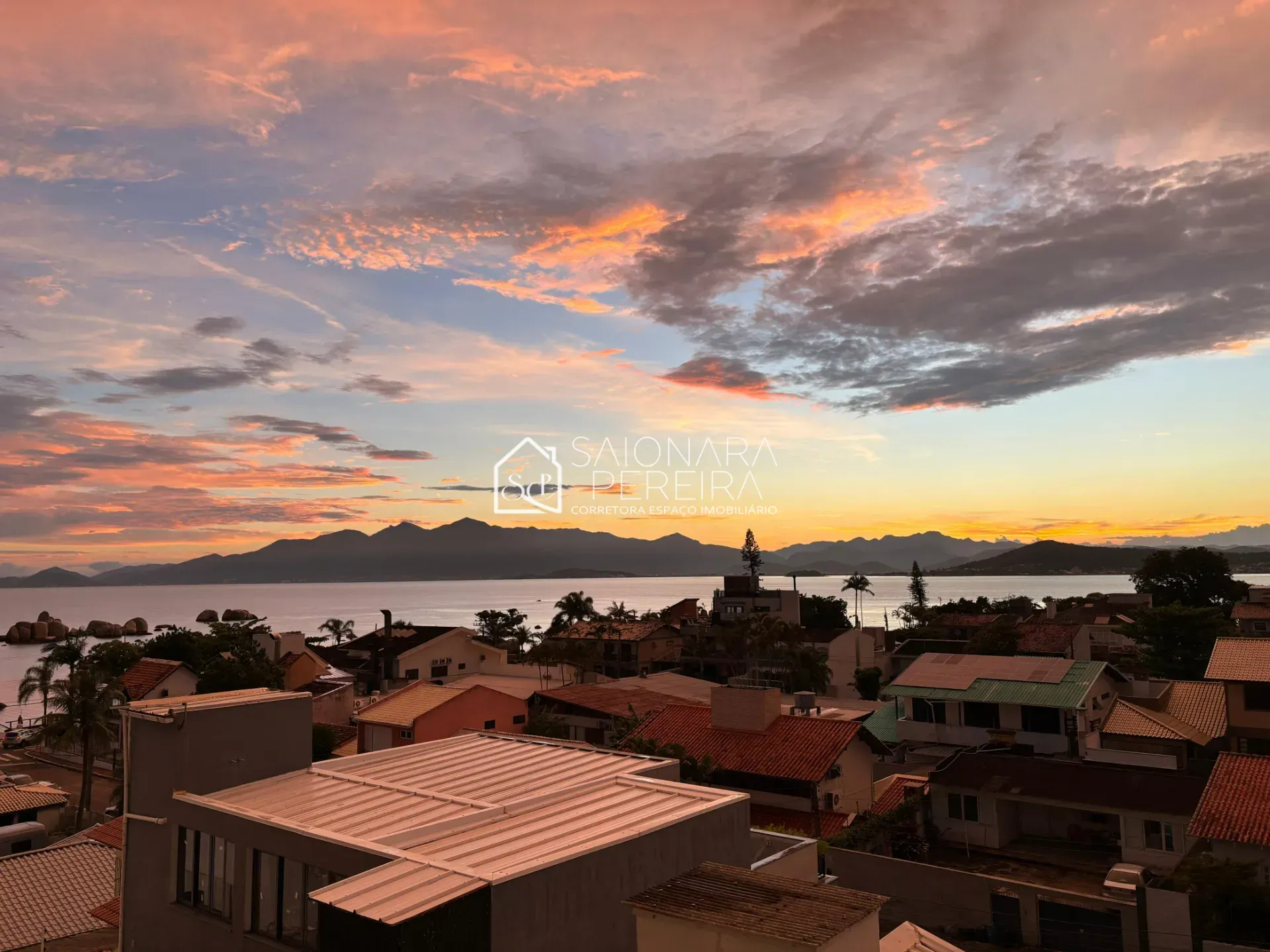 Imagem Apartamento à venda com 3 dormitórios e vista panorâmica no Itaguaçu, Florianópolis