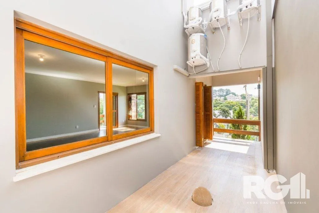 Imagem Casa com piscina, 3 dormitórios, 258m² privativos, no Jardim Itu.
