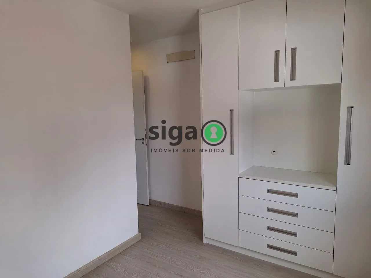 Imagem Apartamento reformado 2 Dormitórios com Suíte, Varanda e Vaga
