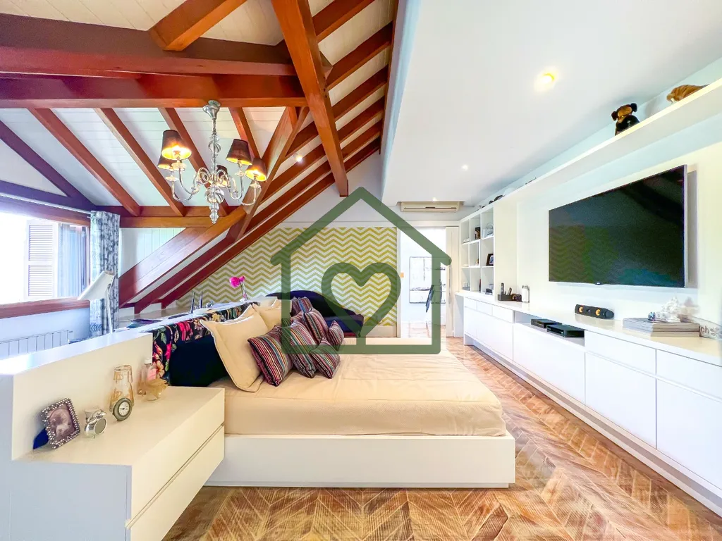 Imagem Esta belíssima residência de alto padrão oferece 4 suítes em 632m² de área privativa, elegante...