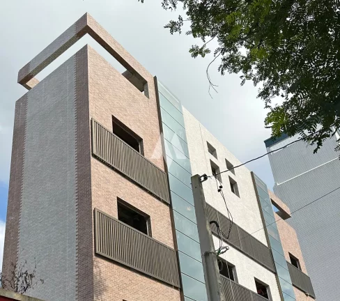 Imagem Apresentamos uma casa extraordinária, com 5 pavimentos e elevador, 3 suítes e uma master , toda climatizada, projetada com refinados toques de arquitetura e design de interiores assinados por Verônica Theodorico. Esta residência nova oferece um estilo de 