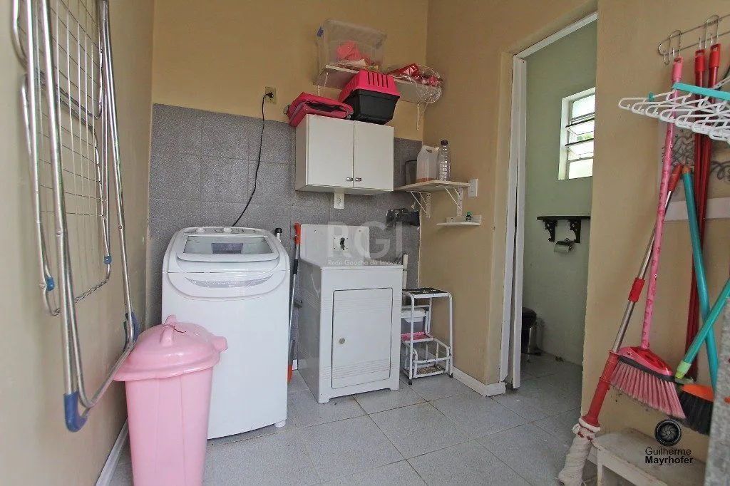 Imagem Casa para Venda - 300m², 6 dormitórios, sendo 1 suites, 3 vagas - Menino Deus