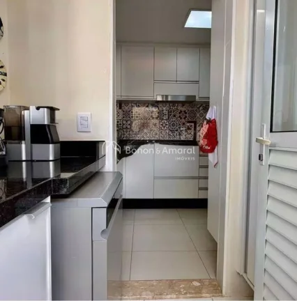 Imagem Linda casa com 3 quartos sendo todos suítes, em condominio completo com excelente localização. 
A...