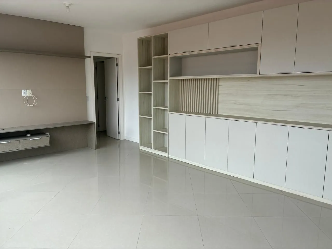 Imagem Vende-se amplo apartamento 3 quartos com suíte e 2 vagas no Menino Deus - 158,4m²