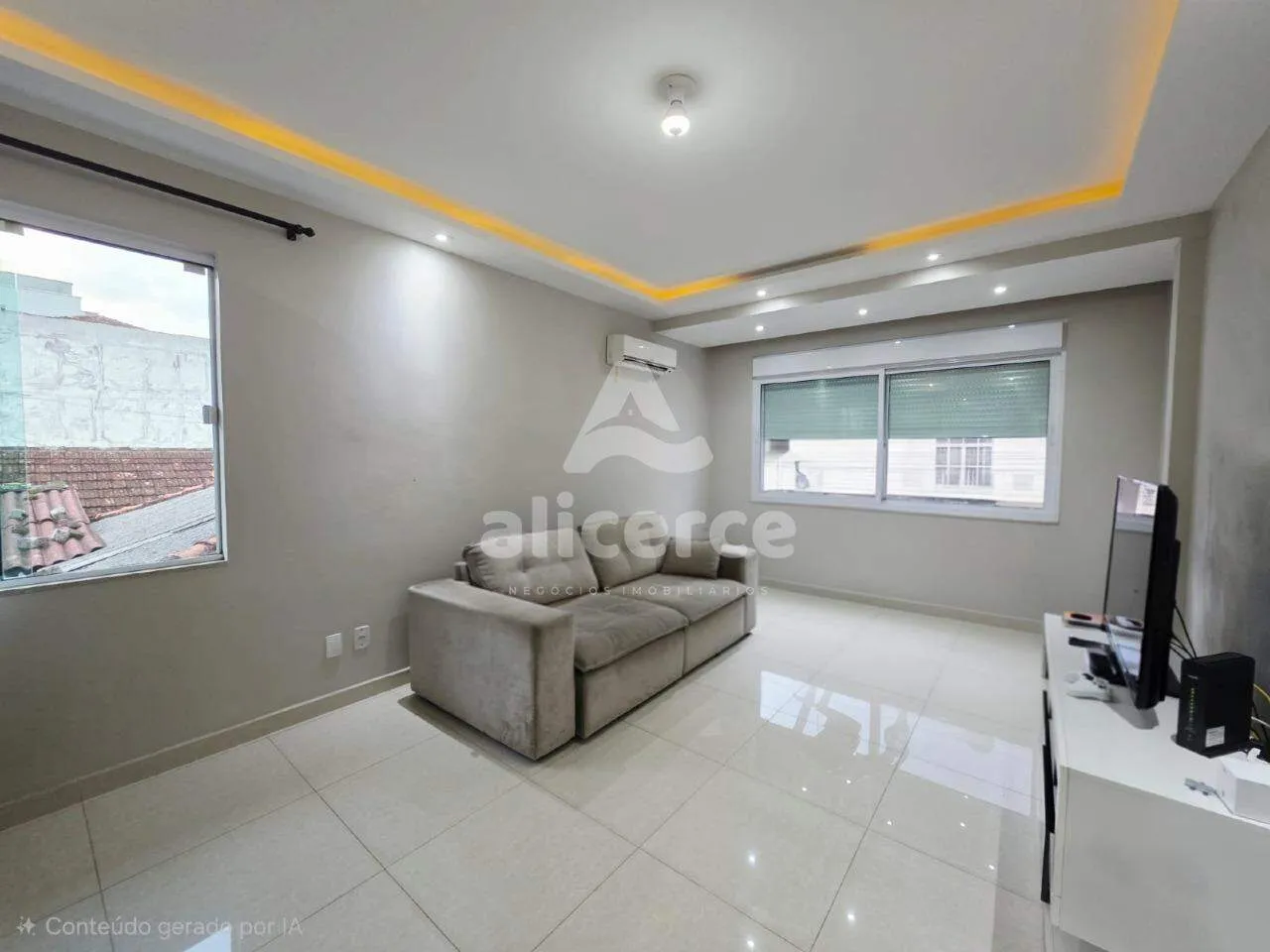 Imagem Casa Alto `Padrão a 1 quadra da Beira-Mar Continental | 3 Dormitórios I 4 Vagas de Garagens I Piscina no bairro Estreito - Florianópolis/SC