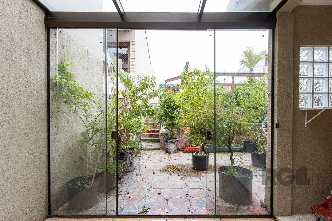 Imagem Casa de alvenaria, 3 dormitórios, 1 suíte e pátio com piscina, bairro Espírito Santo.