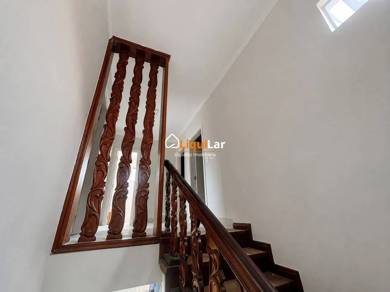 Imagem Sobrado com Aptidão Comercial na Vila Rosa Pires | 4 Quartos, Suíte e Localização Estratégica