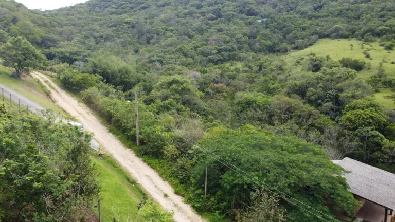 Imagem Terreno de 2.492m² à venda em Ambrósio, Garopaba-SC: oportunidade única perto do centro e praias!