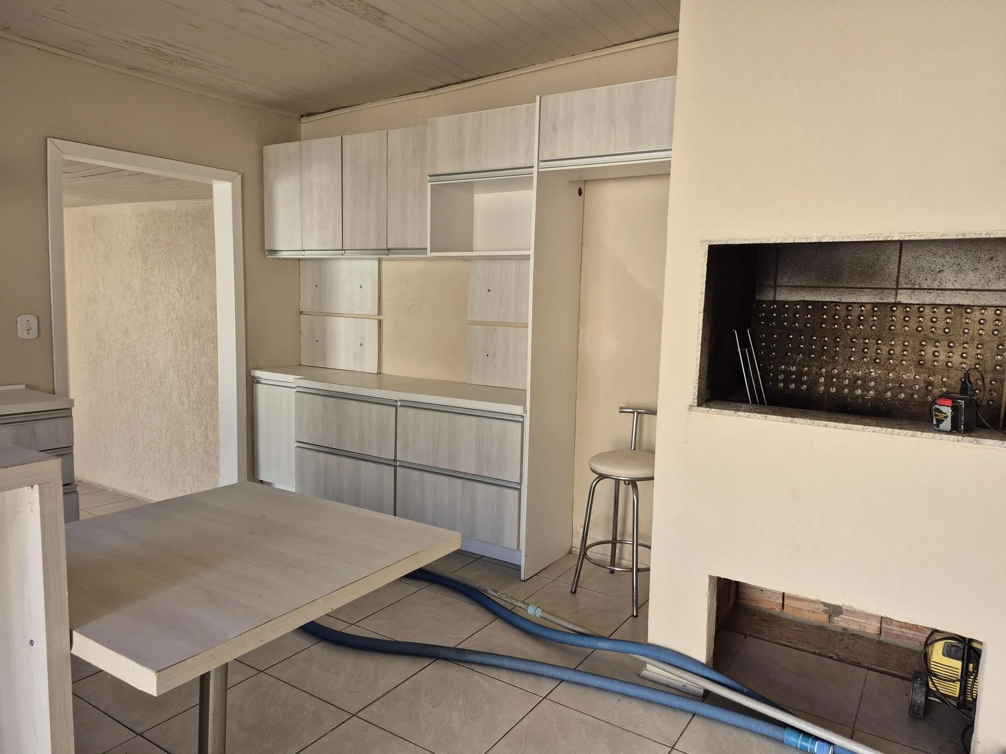 Imagem Casa Residencial de 4 Quartos com Piscina e Churrasqueira em Porto Alegre