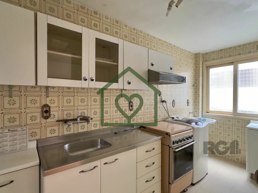Imagem Apartamento semimobiliado de 38m2, com um dormitório, living para dois ambientes, cozinha ampla com...