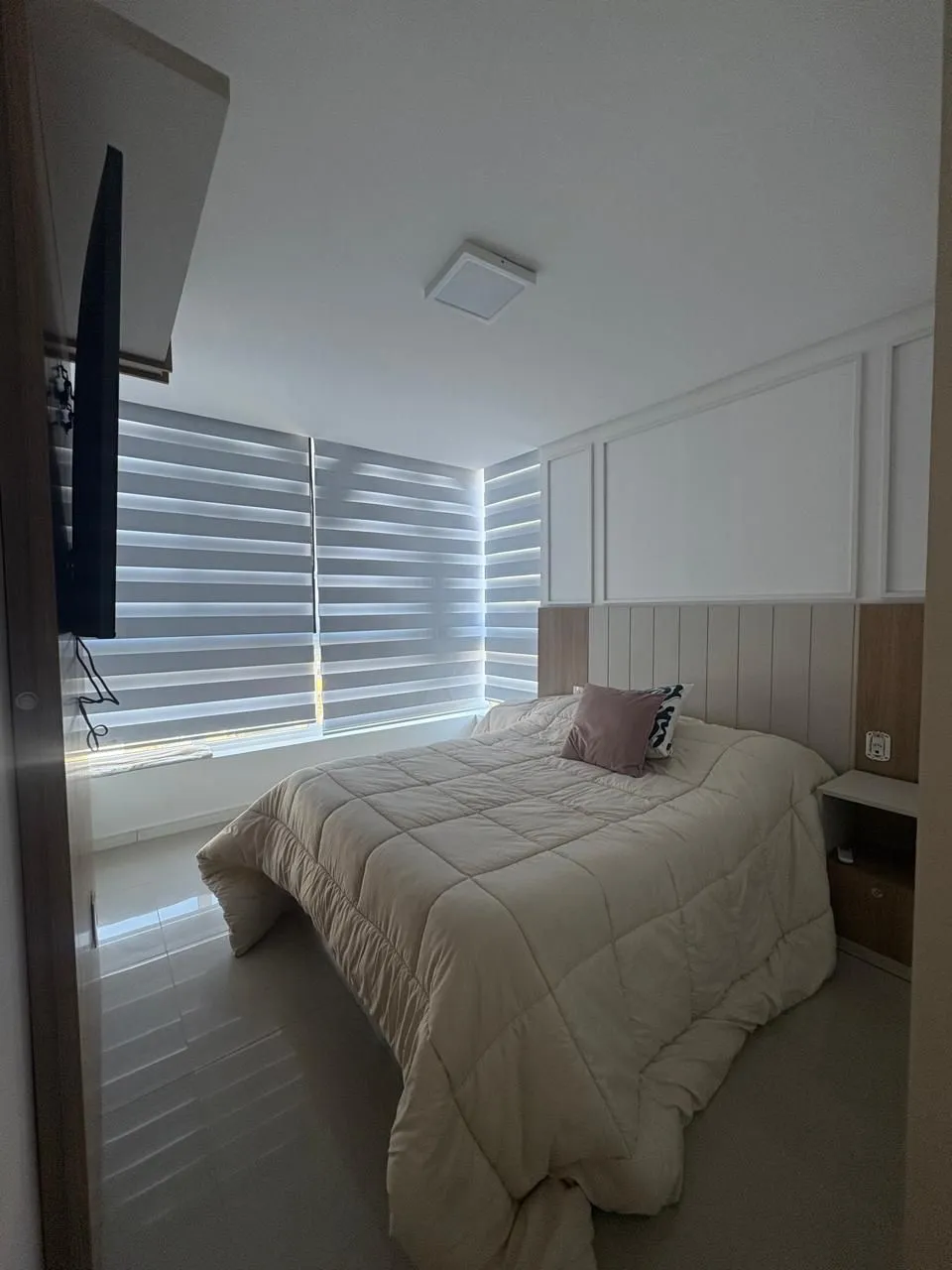 Imagem Apartamento à venda no Bairro Tristeza - Mobiliado. Lindo apartamento de 3 dormitórios, transformado em 2 dormitorios, sendo 1 suíte, com excelente distribuição dos ambientes.