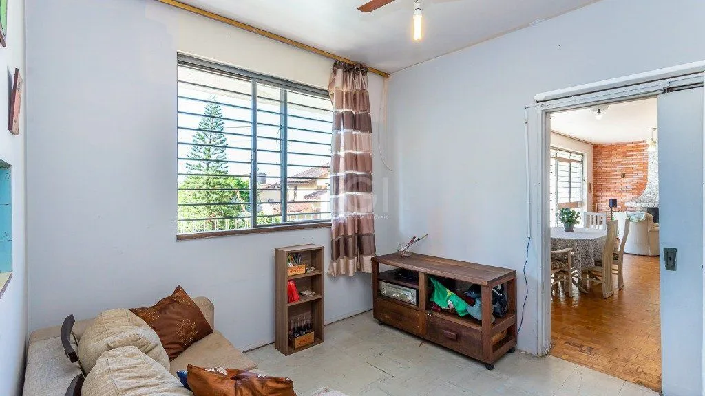 Imagem Vende casa com 05 quartos e garagem para 5 carros.