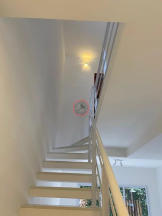 Imagem Sobrado com 2 suites, sala cozinha,2 vagas, area independente em condominio, 2 quadras da praia