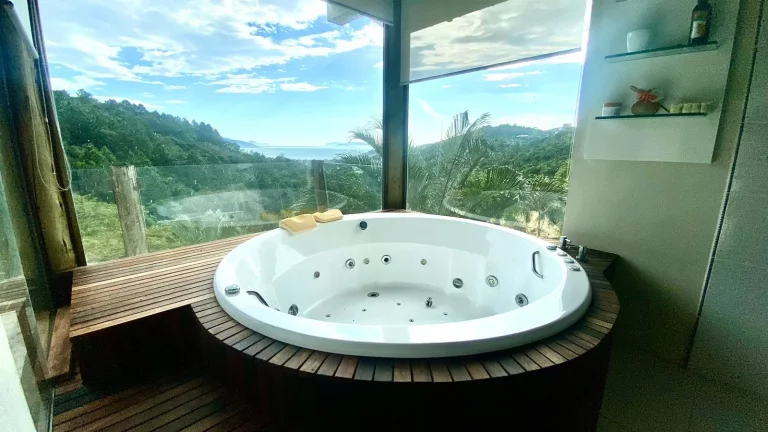 Imagem Imóvel de Luxo na Praia da Silveira: Casa com 3 Quartos, 1 Suíte e Garagem em Garopaba-SC!