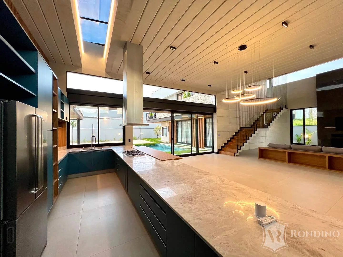 Imagem Casa sobrado em condomínio, 04 suítes, varanda gourmet, piscina