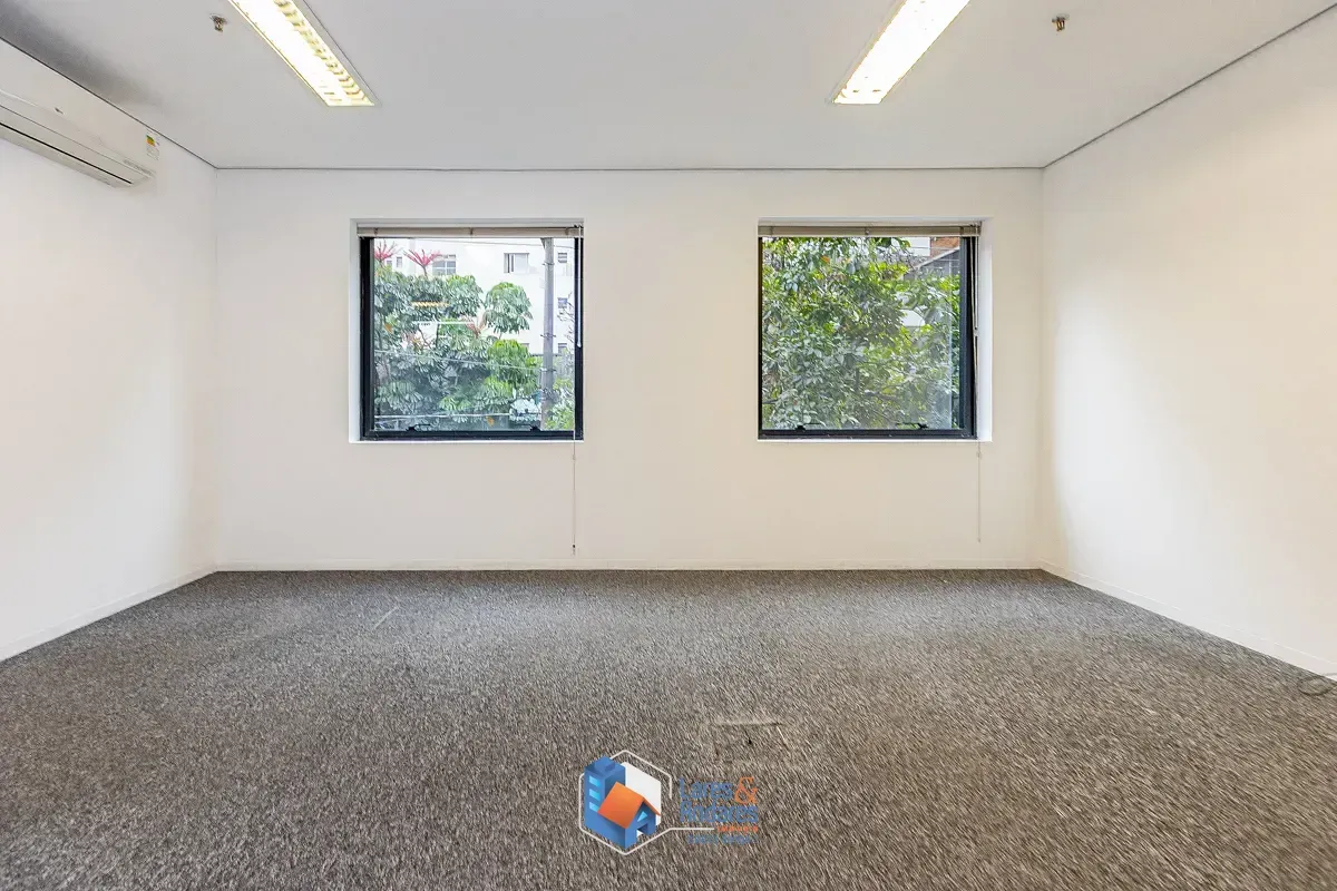 Imagem Conjunto comercial para venda em Cerqueira César, 90m²