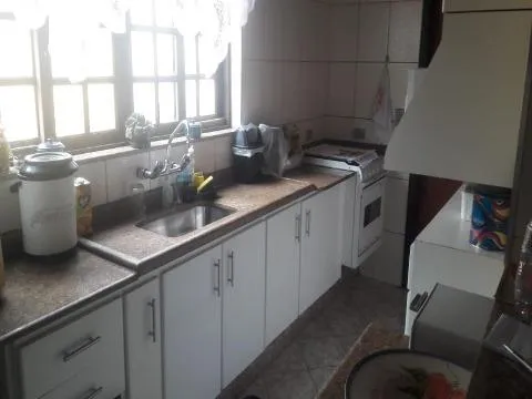 Imagem VENDA DE CASA NO CONDOMÍNIO ARUJÁ COUNTRY CLUB, 250m² c/ 2 quartos, suíte c/ sacada, salão com churrasqueira e forno de pizza e 4 vagas. CONSULTE-NOS.