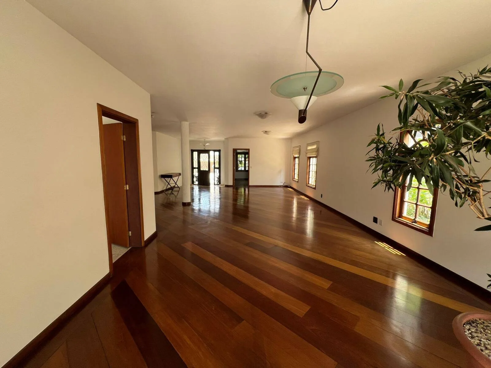 Imagem Casa Exclusiva em Tamboré, Santana de Parnaíba - Rodeada de Verde
