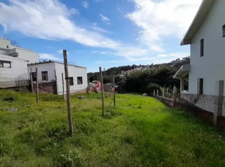 Imagem Terreno com 2 casas pré-fabricadas recém-construídas