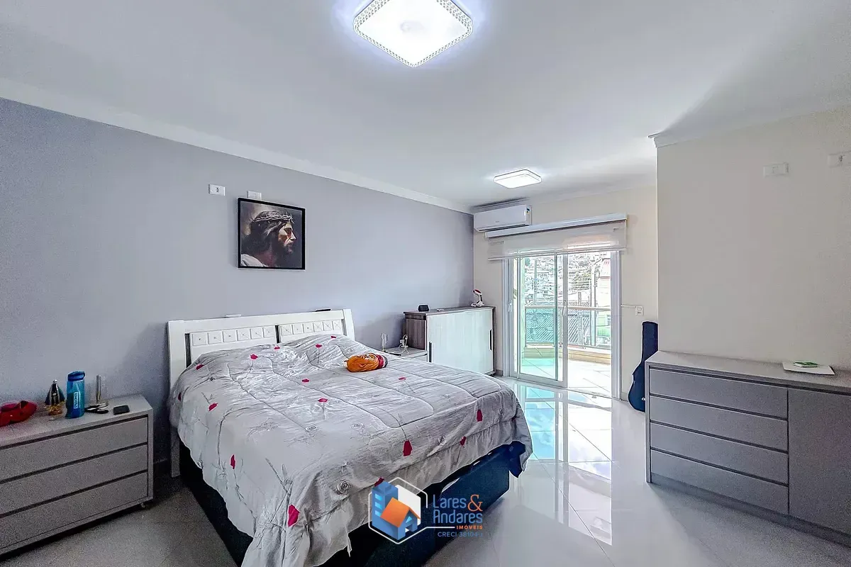 Imagem Casa para venda em Penha de França com 4 quartos, sendo 4 suítes, 212m²