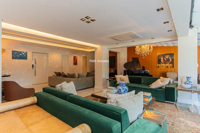 Imagem Apartamento de Alto Padrão de 3 suítes em Moema com 330m² e 4 vagas de garagem.