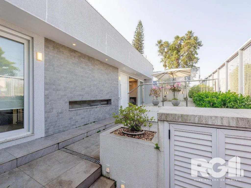 Imagem Espetacular casa nova à venda no bairro Três Figueiras! 3 suítes, 3 vagas, Generoso espaço gourmet com vista para a varanda, bem ensolarado.