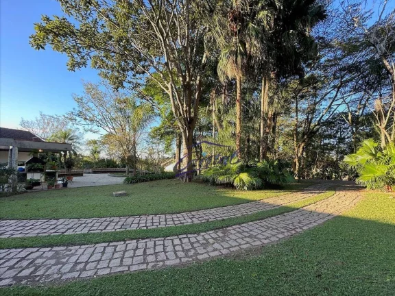Imagem Casa Térrea com Gourmet, Hóspede, Cocheira, Ateliê e Caseiro.