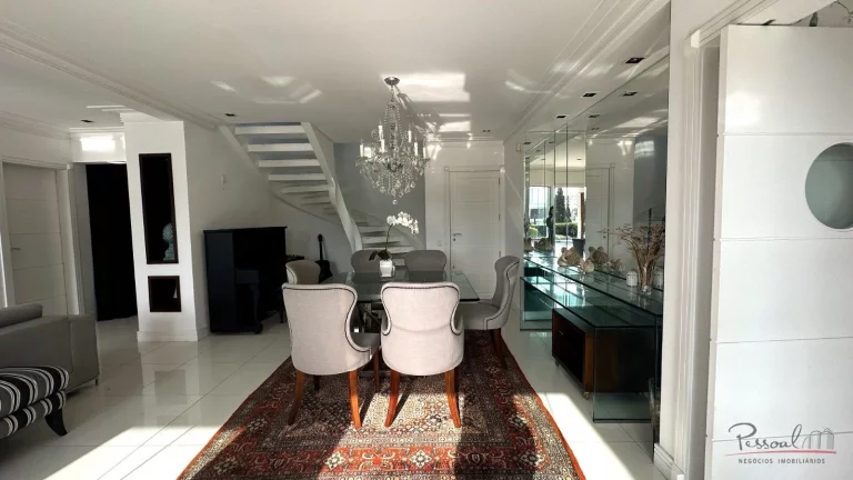 Imagem Belíssima casa totalmente mobiliada de alto padrão com 3 suítes, sendo 1 suíte master com banhei...