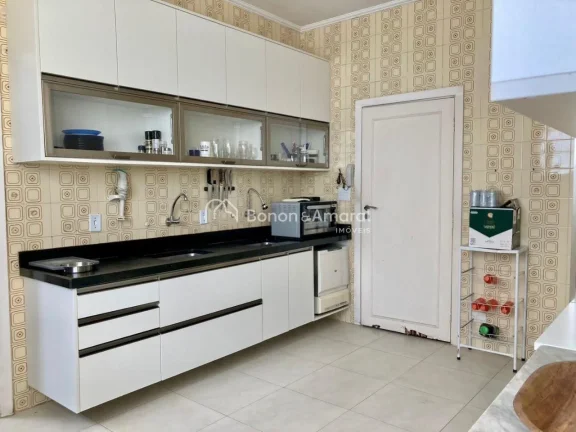 Imagem Localizado em uma torre única, este excelente apartamento oferece vista permanente para a charmosa ...