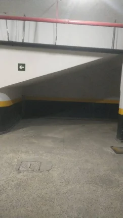 Imagem Sala novinha com vaga de garagem livre e coberta.