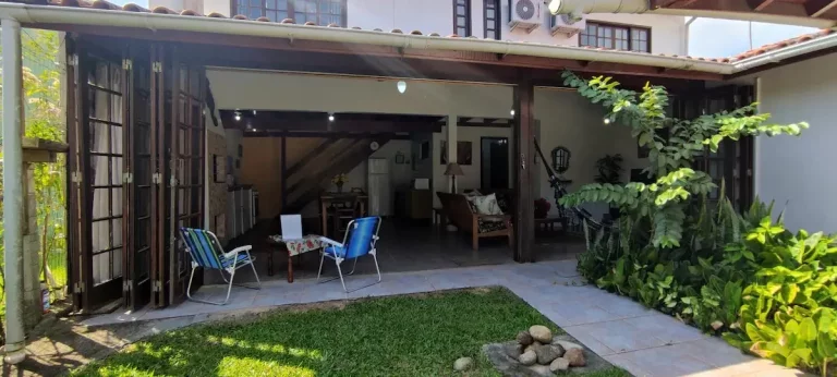 Imagem Casa espaçosa no centro de Garopaba-SC: 4 quartos, 3 salas e localização privilegiada!