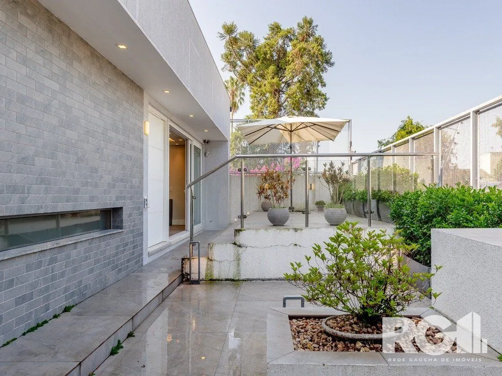Imagem Espetacular casa nova à venda no bairro Três Figueiras! 3 suítes, 3 vagas, Generoso espaço gourmet com vista para a varanda, bem ensolarado.