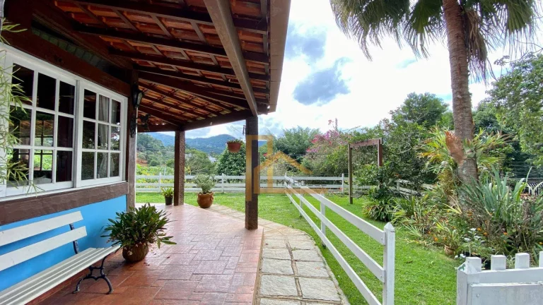 Imagem Casa com 5 dormitórios sendo 2 suítes à venda, 220 m² por R$ 990.000 - Golfe - Teresópolis/RJ