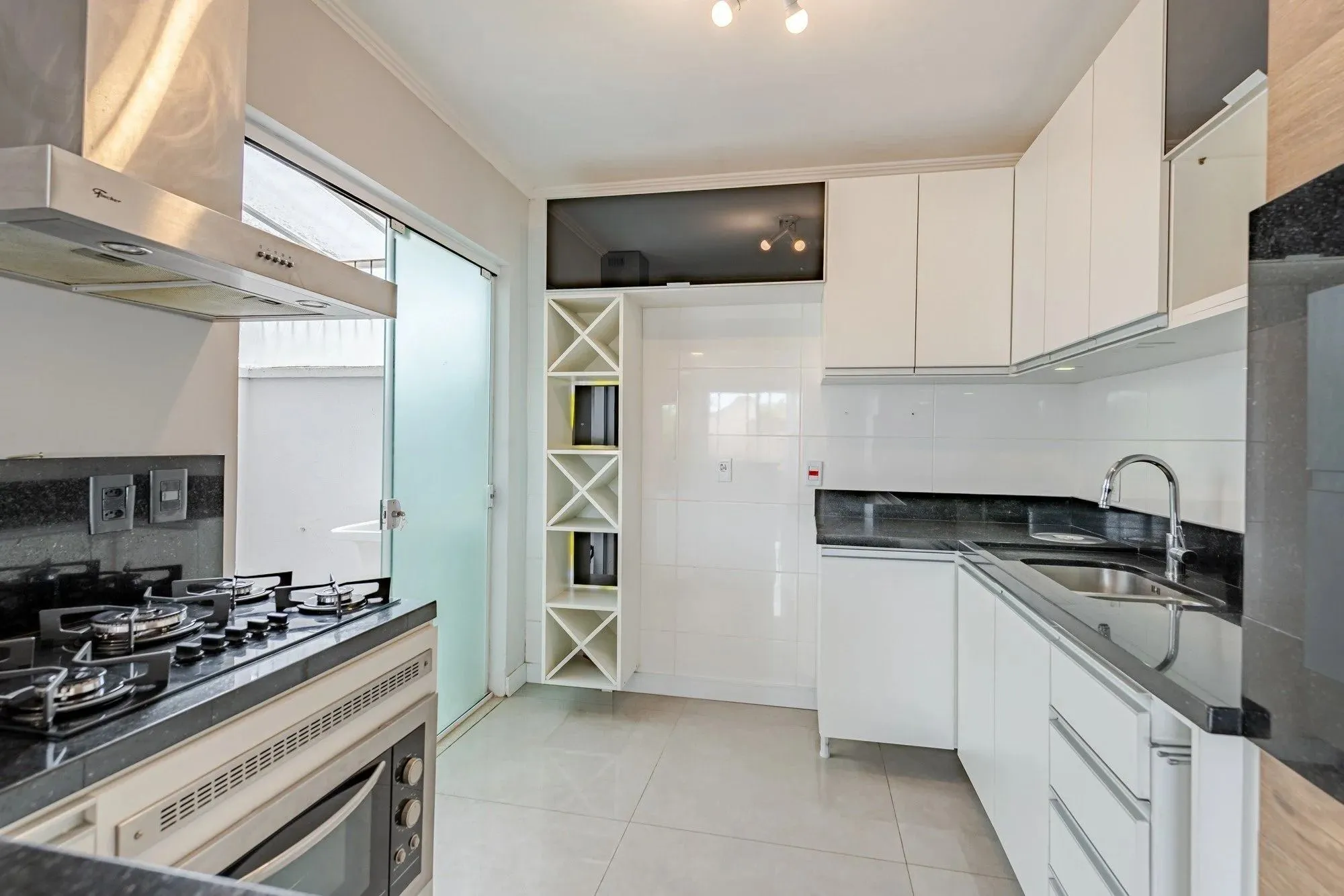 Imagem Casa em condomínio com 3 dormitórios, suíte e 3 vagas.