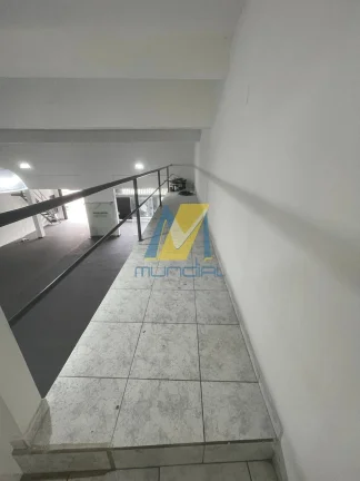 Imagem Galpão Corporativo com Pé-Direito Alto e Estrutura Completa