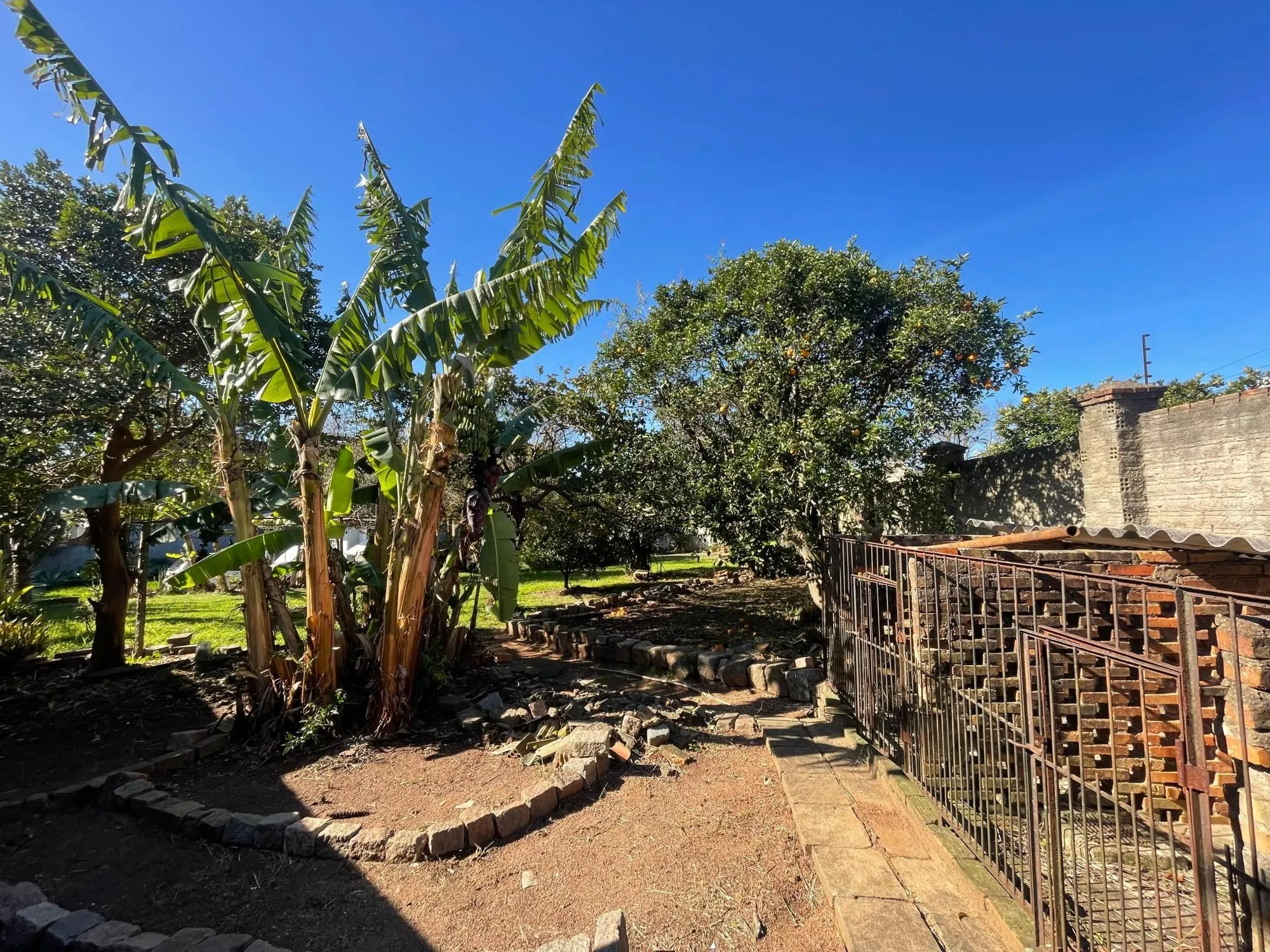 Imagem Terreno de esquina, com 429m², está situado no coração do bairro Medianeira