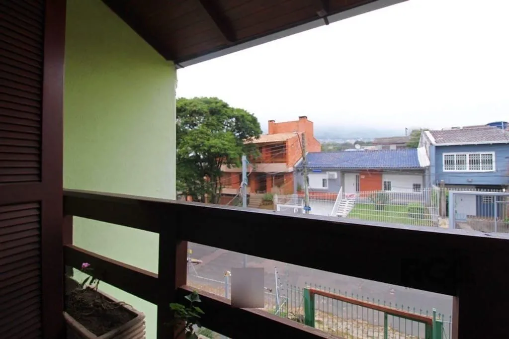 Imagem Casa de 275m² - 3 dormitórios e 3 vagas no bairro Coronel Aparício Borges