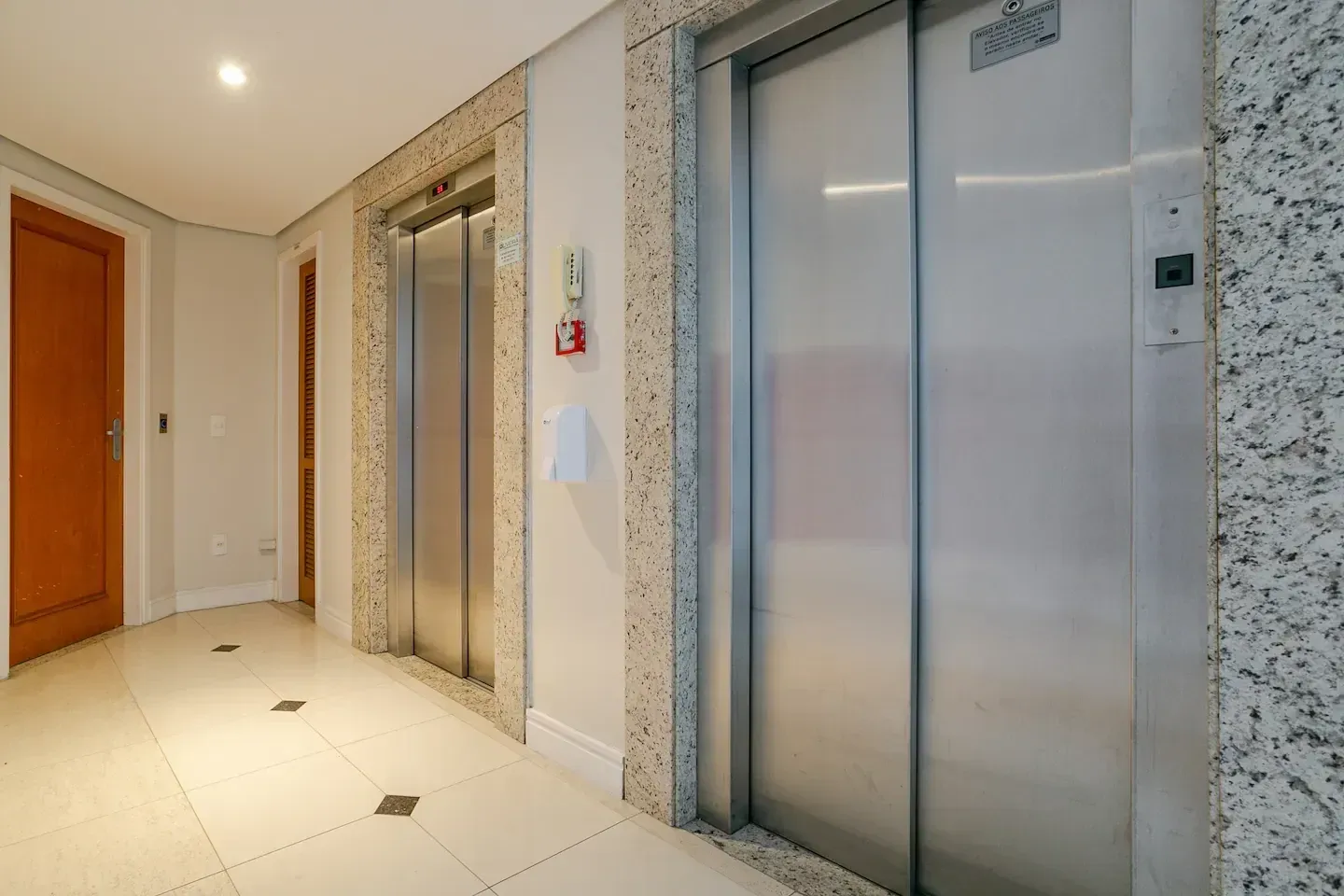 Imagem Apartamento com 2 Quartos à Venda, Locação ou Temporada, 68 m² em Centro - Florianópolis