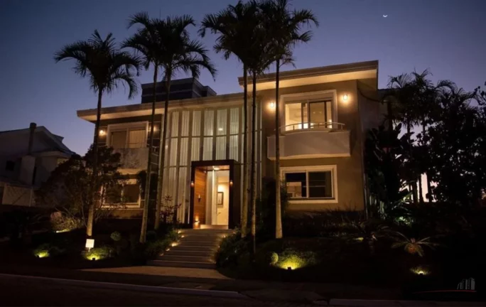 Imagem Localizada em um dos endereços mais nobres de Florianópolis, esta casa em Jurerê Internacional of...
