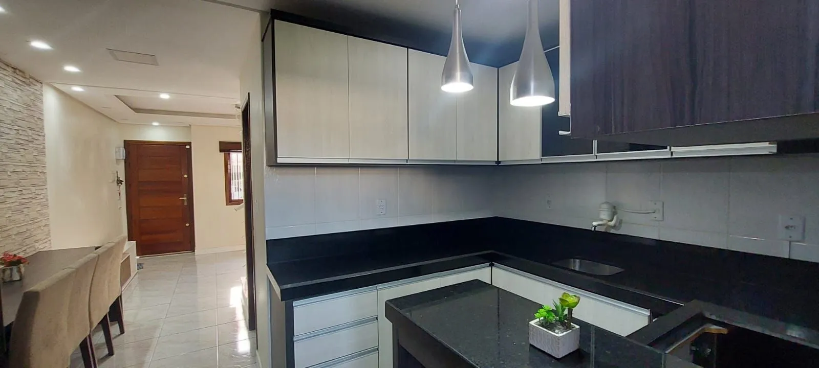 Imagem Boletto Imóveis vende casa em Canoas , 2 dormitórios, 1 banheiro, 1 lavabo, garagem para 2 carros, com móveis fixos em MDF, em fino acabamento.