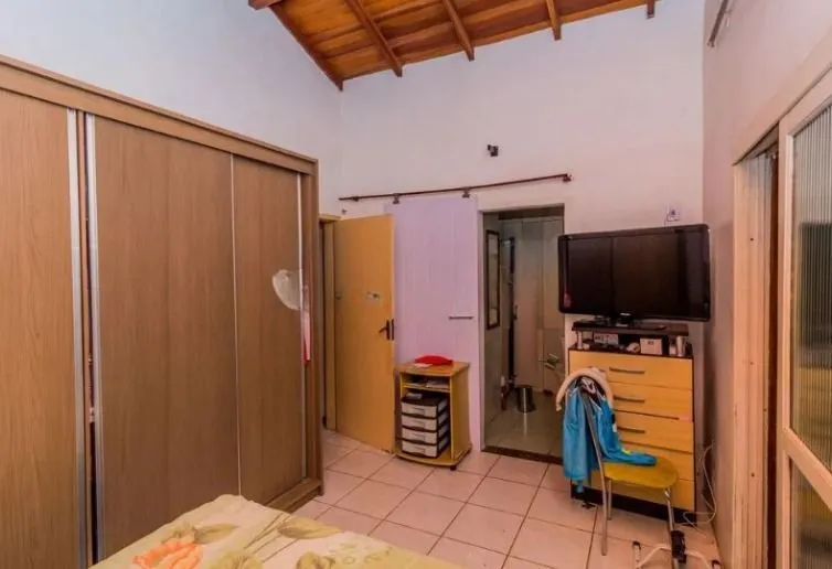 Imagem Casa de 3 dormitórios , com suíte , banheiro social , 2 apartamentos de 1 dormitório nos fundos ,vaga para 3 carros !