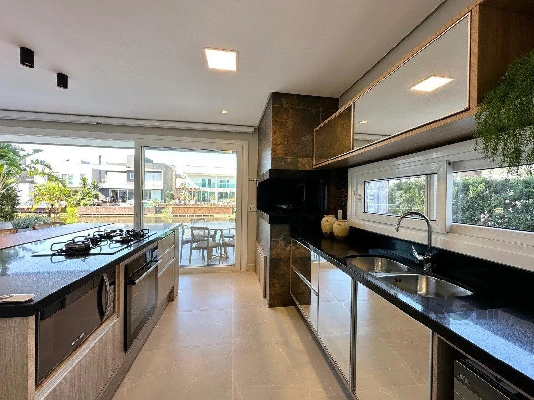 Imagem SOBRADO À VENDA PAGAMENTO EM 60X CONDOMÍNIO MALIBU BEIRA LAGO COM DECK E PISCINA