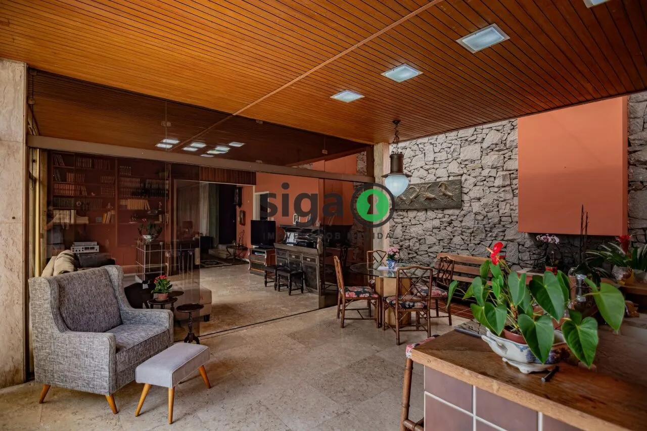Imagem Casa a venda no Planalto Paulista, com 3 quartos e 6 vagas de garagem.
