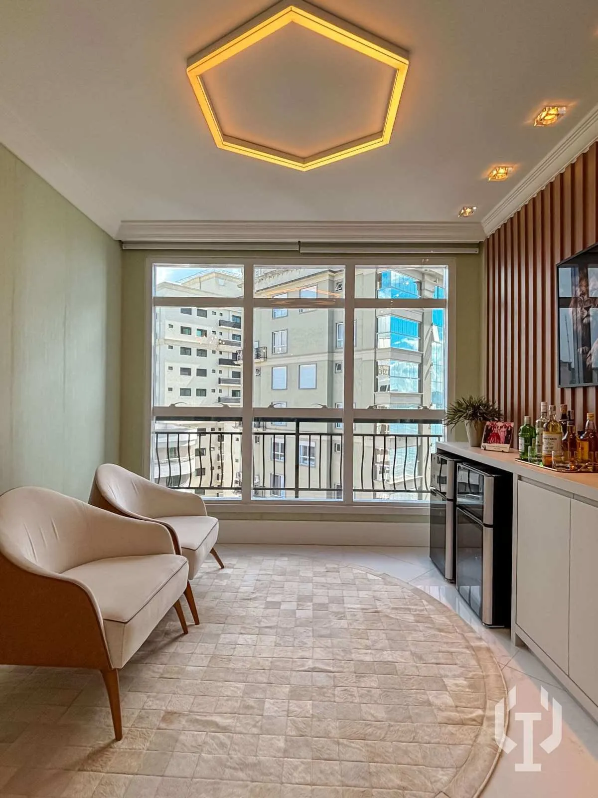 Imagem Apartamento de 4 suítes na quadra do mar em Meia Praia